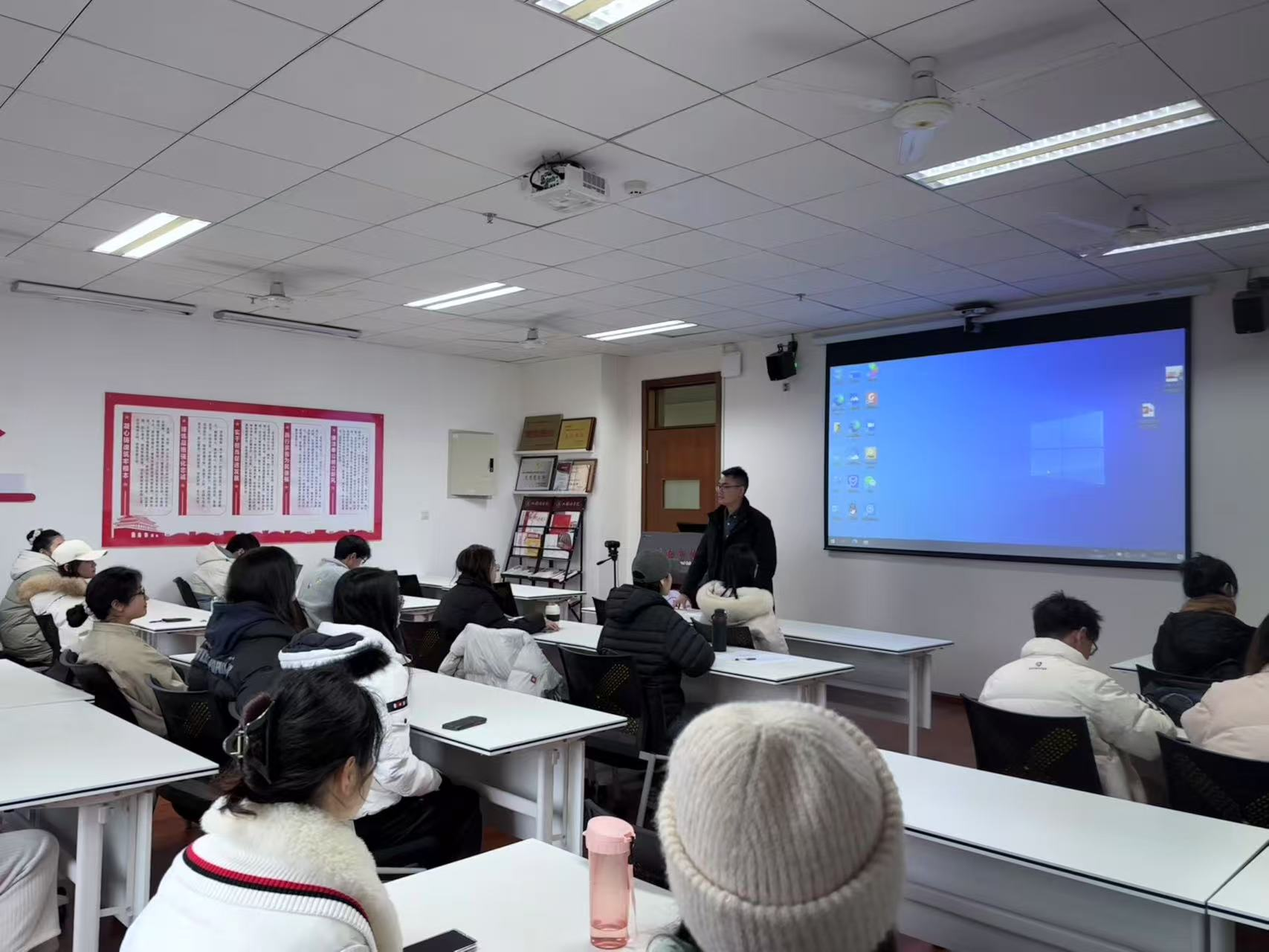 研究生第一党支部、本科生第一党支部开展主题党日活动-四川大学外国语学院